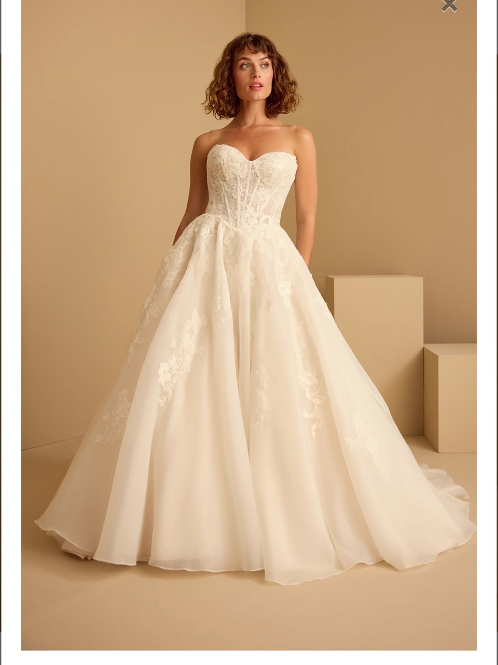 Sweetheart Strapless Lace Ball Gown Wedding Dress in Ivory